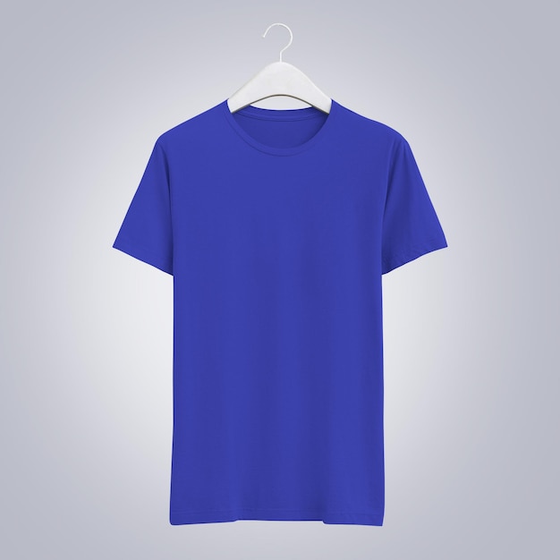голубая рубашка с белым воротником и голубой рубашкой, висящей на вешалке