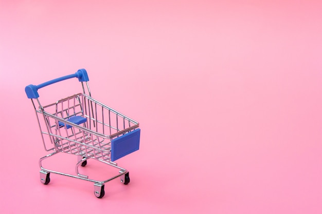 ピンクの青いショッピングカート
