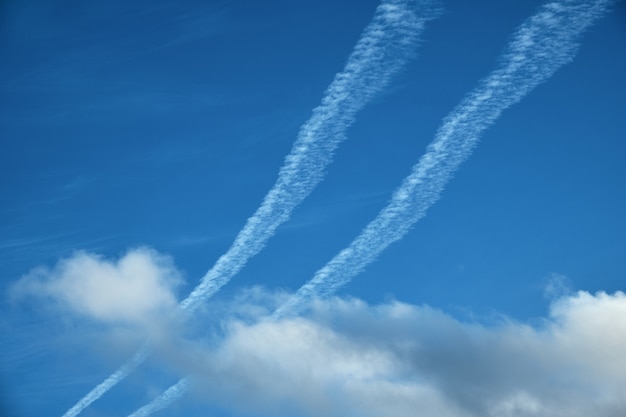 青い空と飛行機のトレイルスコットランド