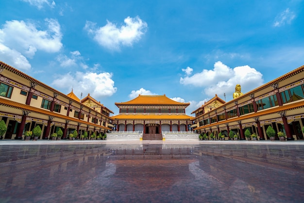 写真 青い空と白い雲、古代中国の建築