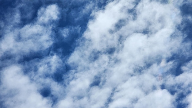 写真 飛行機の窓から見える青い空と白い雲