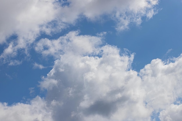 Sfondo azzurro cielo azzurro con nuvole da vicino