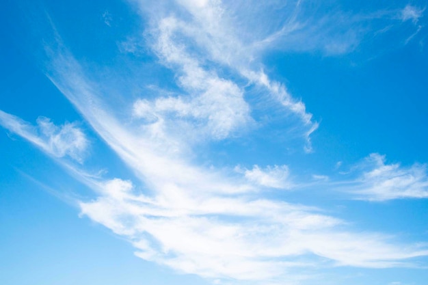 天気の良い日に青い空の背景の澄んだ雲