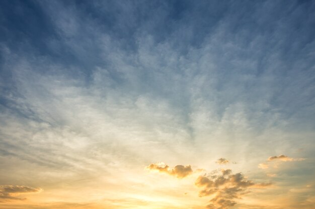 青い空の背景のテクスチャと白い雲の夕日