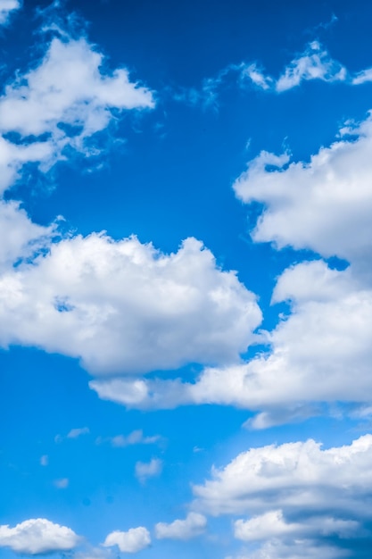 Foto nuvole bianche sullo sfondo del cielo azzurro e luce solare intensa