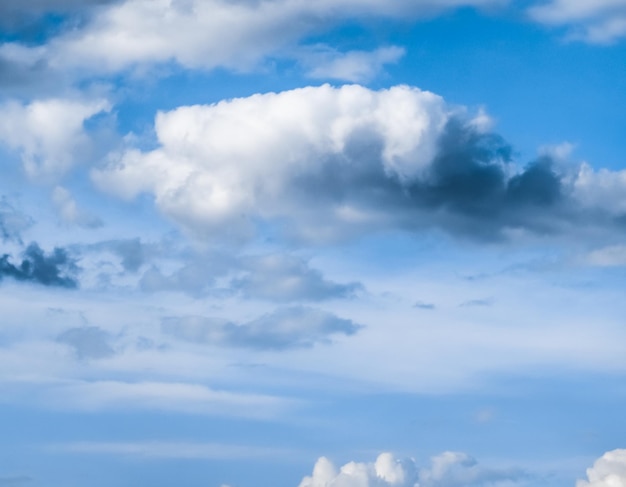 Nuvole bianche sullo sfondo del cielo azzurro e luce solare intensa