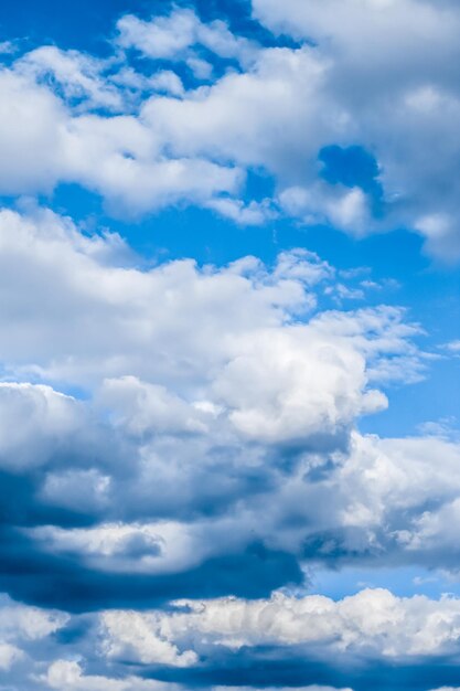 青い空の背景白い雲と明るい日光