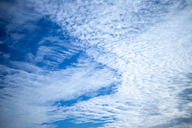 青空の背景と白い雲のソフト フォーカス