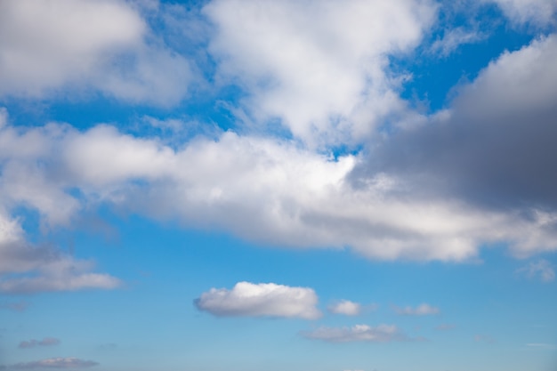 抽象的な雲と青い空の背景。