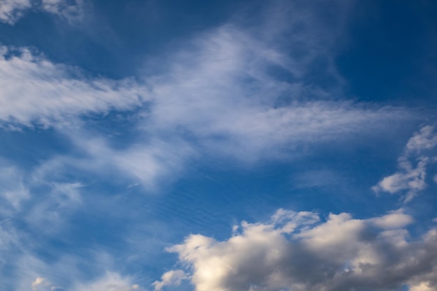 嵐の前に大きな小さな層雲巻雲の縞模様の雲と青い空の背景