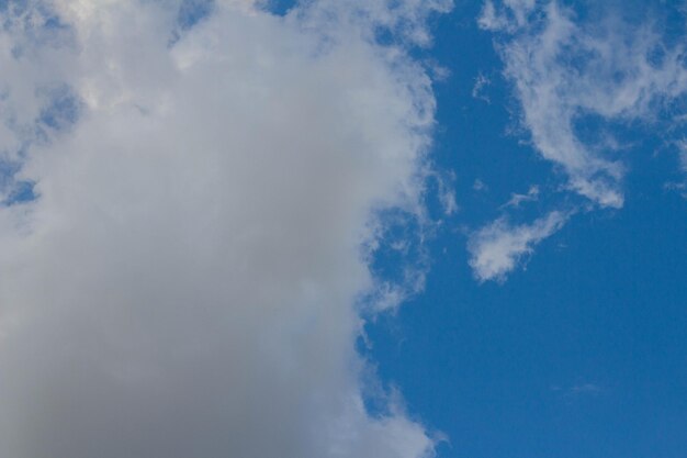 雲と青い空を背景