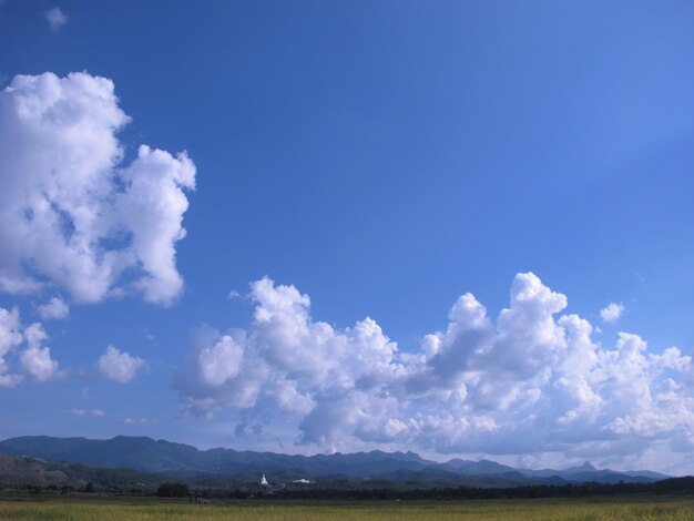 写真 午後の雲と山の青い天の背景