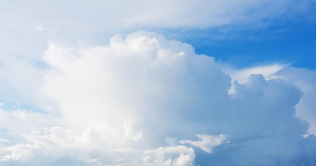 雲と青空の背景。閉じる。