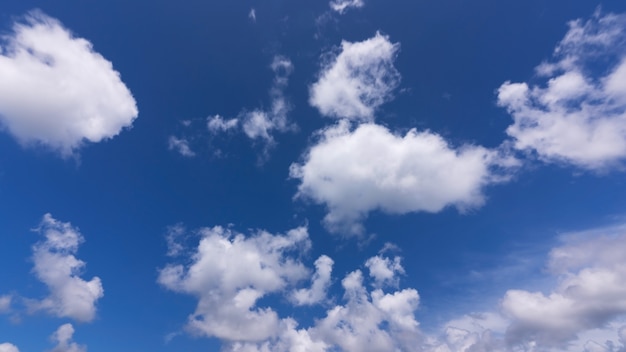 雲と青い空の背景自然光と青い空に浮かぶ白い雲澄んだ空の自然環境。