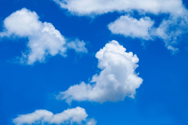 雲、空の風景と青空の背景。