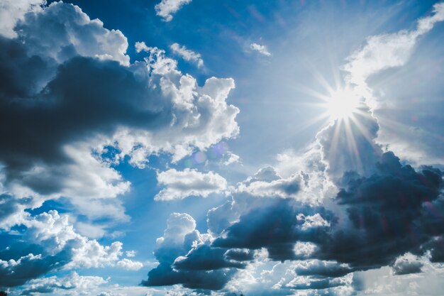 雲と太陽と青空の背景。