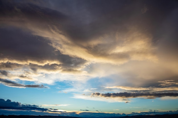 夕暮れ時の雲と青空の背景