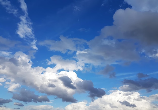 雲が見える青空の背景。自然の写真。