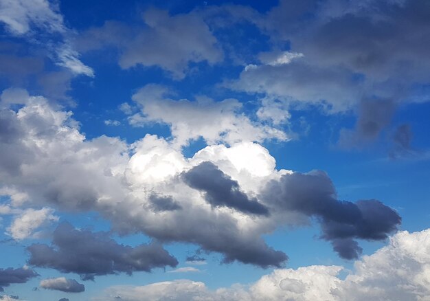 雲が見える青空の背景。自然の写真。