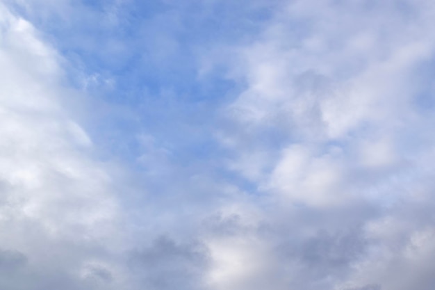 雲と太陽と青空の背景