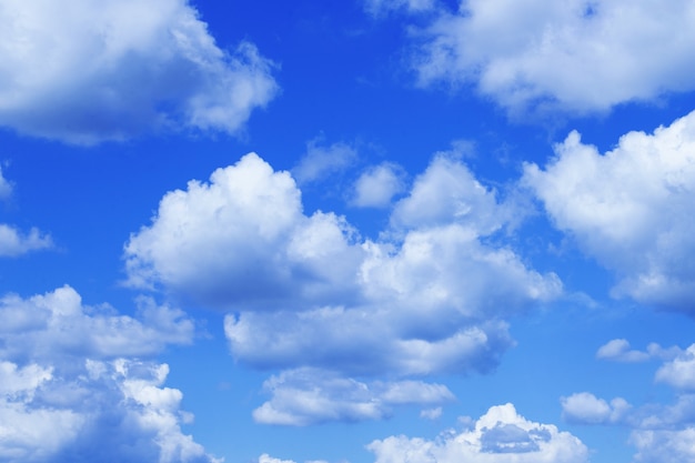 雲と青い空を背景