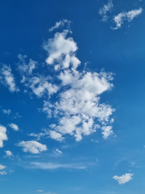 雲と太陽と青空の背景