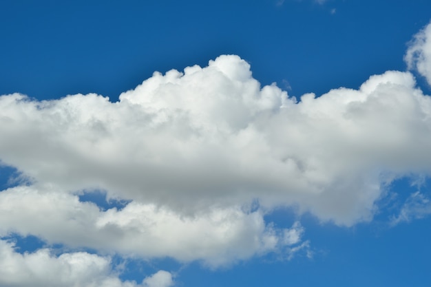 Sfondo del cielo azzurro con nuvole