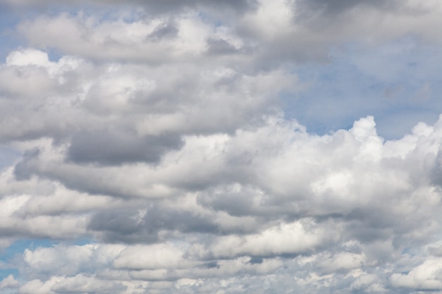 雲と青空の背景。