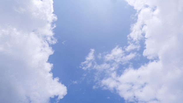 雲と青空の背景