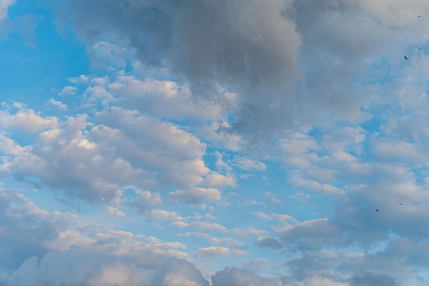 雲と太陽と青空の背景