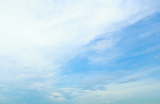 Photo blue sky background with cloudy.