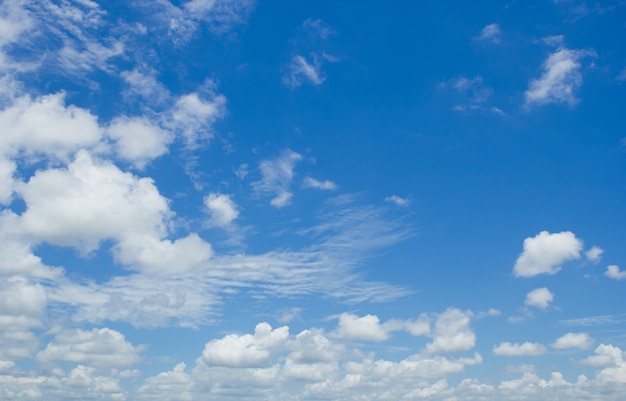 曇りのある青空の背景。