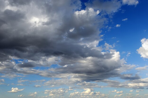 Photo blue sky background with dark clouds