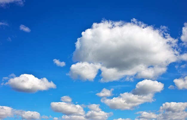 ふわふわの雲と青空の背景