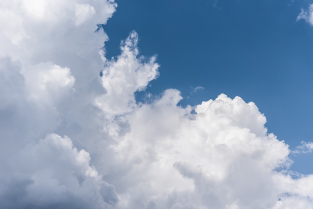 Priorità bassa del cielo blu con nuvole soffici