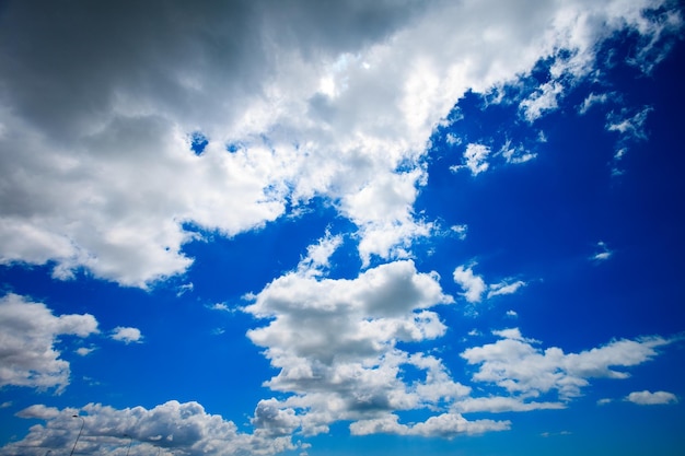 小さな雲がたくさんある青い空の背景