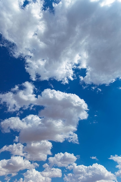 小さな雲がたくさんある青い空の背景