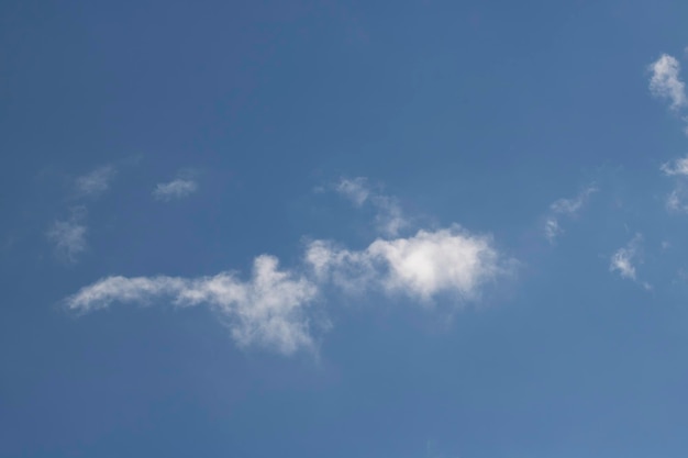 小さな雲と青空の背景 雲と映画のような色の空