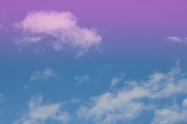 Фон голубого неба с крошечными облаками Кинематографическое цветное небо с облаками