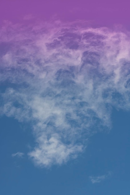 小さな雲と青空の背景 雲と映画のような色の空