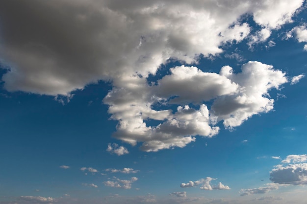 小さな雲 - 雲と映画のような色の空と青空の背景