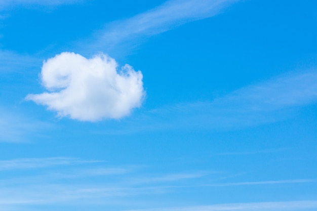 小さな雲と青い空の背景、青い空の雲