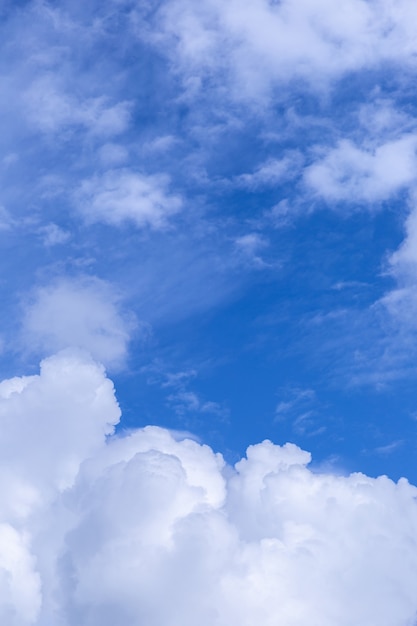 デザインのための小さな雲と青い空の背景