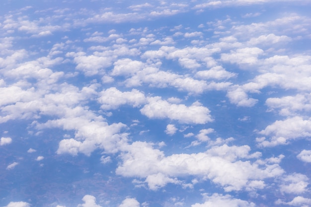 グラフィックデザインやウェブサイトテンプレートの小さな雲と青い空を背景。