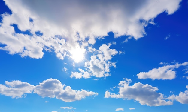 Голубое небо на заднем плане с крошечными облаками Высокого качества фото