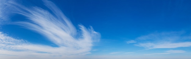 小さな雲と青い空の背景。パノラマの背景