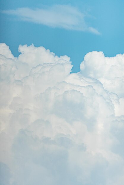 Foto sfondo blu del cielo con piccole nuvole panorama