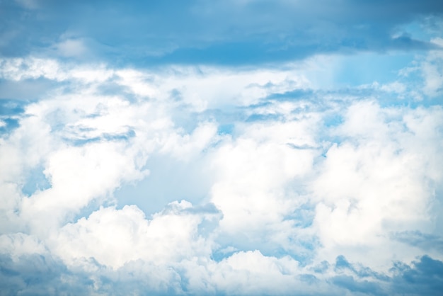 小さな雲と青い空の背景。パノラマ
