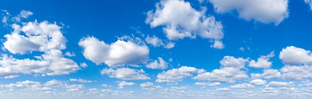 小さな雲のパノラマと青い空の背景