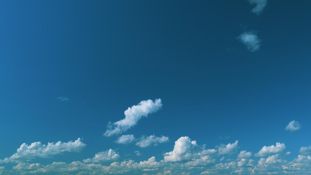 写真 青い空の背景は小さな雲で 白い雲は青い 清潔な明るい空 青い空と白いふわふわ